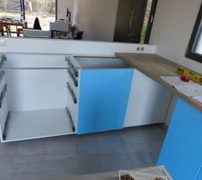 V&eacute;rification du bon &eacute;querrage des meubles avec le plan de travail.