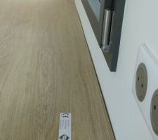 La teinte Ch&ecirc;ne Qu&eacute;bec de Cooke & Lewis est plus claire en r&eacute;el que sur cette photographie.