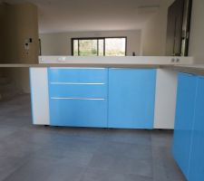 La prise électrique gauche du muret a été réalignée par rapport à son homologue de droite.