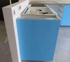 Nous avons préféré installer un placard à l'accès aisé en bout de plan de travail plutôt qu'un meuble coulissant d'une largeur de vingt centimètres à la contenance plus que réduite.