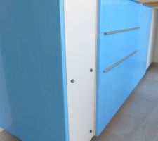 Installation de six boulons avec joints de plomberie en caoutchouc pour un r&eacute;glage pr&eacute;cis de la plaque de finition.