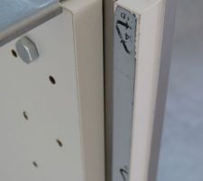 Pose de la deuxi&egrave;me partie de la plaque de finition et de deux corni&egrave;res en aluminium bross&eacute;.