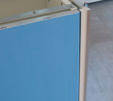 Nouveau r&eacute;glage de la porte et plaque pour obtenir un &eacute;cartement r&eacute;gulier.