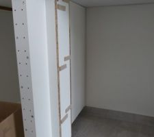 Fabrication d'un coffrage pour bloquer le lave-vaisselle dans son logement.