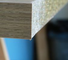 La baguette lat&eacute;rale du plan de travail est d&eacute;coup&eacute;e pour d&eacute;passer de l'&eacute;paisseur du profil de finition qui sera plac&eacute; entre les deux plans de travail.