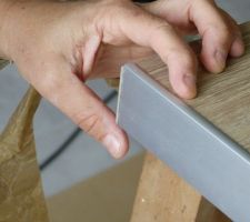 Ajustement de la bande de chant par rapport au profil&eacute; de finition.