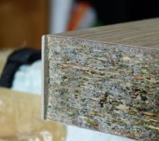 Un profil de finition entre les deux plans de travail est d'autant plus n&eacute;cessaire que nous n'avons pas r&eacute;ussi &agrave; ex&eacute;cuter une d&eacute;coupe sans &eacute;clats.