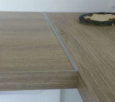 Profil de finition collé entre les deux plans de travail.