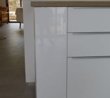 Grande discrétion de la cornière d'angle collée sur la plaque de finition. Nous sommes satisfaits !