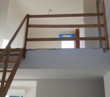 Vue sur la mezzanine avec escalier et rambarde pour le chantier. Prêter gratuitement par notre entreprise d'escalier