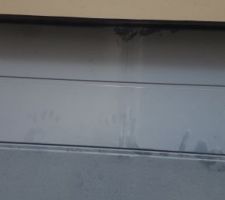Porte de garage fracturée.