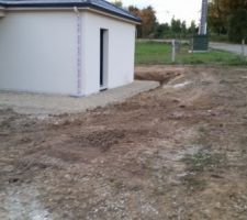 Devant de la maison en cour d'applatissement