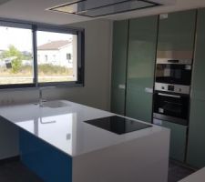 Cuisine avec ses plastiques de protection.