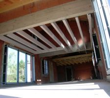 Vue des pannes du plancher de la chambre de l'étage.