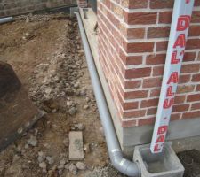 La canalisation des eaux pluviales reliant les 2 puisards de chaque côté du garage