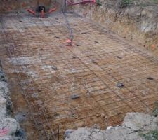 Mise en place du treillis soudé pour la dalle du fond de la piscine.