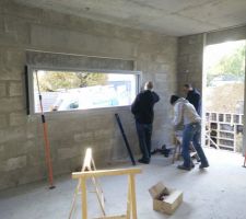 Mise en place au laser du grand coulissant bicolore dans le bureau de Madame