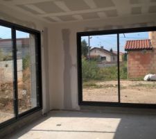En quelques semaines l'intérieur prend forme. Nous avons choisi des baies vitrées de 2,5m pour les façades sud et Ouest pour profiter de la lumière et du jardin. Pour les soirées, chaque baie vitrée a un point lumineux.