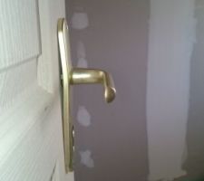 Poignées pliées, portes qui ne ferment pas pour la plupart