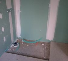 Chape laiss&eacute;e comme &ccedil;a &agrave; l'endroit de la douche