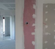 Emplacement pour futur poêle à granulés, normalement centré sur la cloison