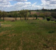 Notre terrain, en pente avec vue sur le village.
Exposé plein sud