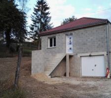 Aujourd'hui ils ont remis les terres autour de la maison, j aime bien notre petite maisonette, même si je peux pas partager ça avec mon amour militaire partie en opex , à son retour tout sera fini on y habitera déjà le veinard je vais me coltiner toutes les finitions et déménagement seul SNIF SNIF