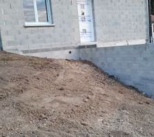 Aujourd'hui ils ont remis les terres autour de la maison, j aime bien notre petite maisonette, même si je peux pas partager ça avec mon amour militaire partie en opex , à son retour tout sera fini on y habitera déjà le veinard je vais me coltiner toutes les finitions et déménagement seul SNIF SNIF