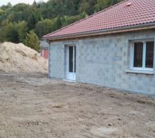 Aujourd'hui ils ont remis les terres autour de la maison, j aime bien notre petite maisonette, même si je peux pas partager ça avec mon amour militaire partie en opex , à son retour tout sera fini on y habitera déjà le veinard je vais me coltiner toutes les finitions et déménagement seul SNIF SNIF