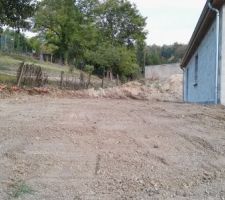 Aujourd'hui ils ont remis les terres autour de la maison, j aime bien notre petite maisonette, même si je peux pas partager ça avec mon amour militaire partie en opex , à son retour tout sera fini on y habitera déjà le veinard je vais me coltiner toutes les finitions et déménagement seul SNIF SNIF