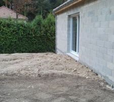 Aujourd'hui ils ont remis les terres autour de la maison, j aime bien notre petite maisonette, même si je peux pas partager ça avec mon amour militaire partie en opex , à son retour tout sera fini on y habitera déjà le veinard je vais me coltiner toutes les finitions et déménagement seul SNIF SNIF