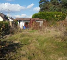 Le terrain avant les travaux (notre cher voisin y a installé ses déchets...)
