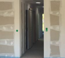 Voici la porte en applique qui ne nous convient pas. La photo est prise depuis la terrasse. Pour l'instant je ne peux pas faire mieux.