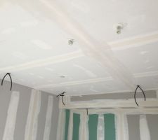 Cuisine.... spots LED autour de l'ilôt central et deux suspensions en attente au dessus de la table....