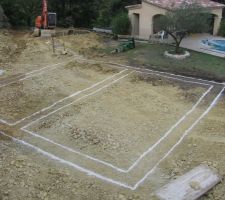 Apr&egrave;s un bon applanissage, voici l'implantation de la maison.