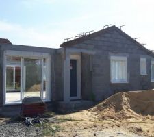 Fenêtres et portes compobaie mis en place en même temps que l'élévation des murs.