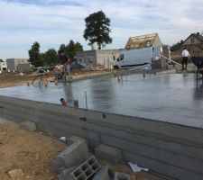 Dalle coul&eacute;e 15 jours apr&egrave;s le d&eacute;but du terrassement