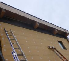 Mise en place du pare pluie anti UV côté bardage