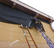 Mise en place du pare pluie anti UV côté bardage