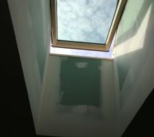 Velux de salle de bain motorisé ouverture et volet par un moteur solaire.