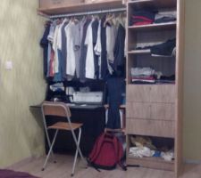 Chambre 2: meuble tout en 1 placard -penderie - bureau (seule la colonne de tiroirs a été achetée)