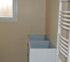 Meuble salle de bain posé , plus que la vasque a posé, mais cet AM le beau pére était crevé il a refusé de travailler