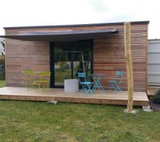 Terrasse container avec voile vue de face