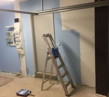 Work in progress... Me suis enfin décidé à finir la déco/aménagement du garage, à présent qu'on n'a plus trop besoin d'y rentrer avec des trucs crades, et comme les dalles de sol sont stockés depuis un bail, tout comme le carrelage...