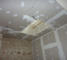 Isolation des murs périphériques et création du puits de lumière( posé sur le cadre métal verre synthétique en attendant la fin des travaux).
bande en joint à placo, mes débuts....