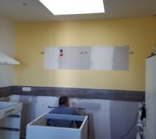 Cuisine: d&eacute;montge des meubles pos&eacute;s l'an dernier