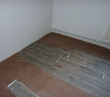 Il a fallu décaisser, après retrait des tomettes, donc gravier isolant en panneaux de 150 d?épais puis dalle avant ragréage des dalles pvc autocollantes pour cette pièce