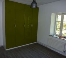Il a fallu décaisser, après retrait des tomettes, donc gravier isolant en panneaux de 150 d?épais puis dalle avant ragréage des dalles PVC autocollantes pour cette pièce
un peu plus fini , reste les plinthes et les huisseries