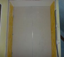 Création d'un dressing dans la suite parentale/créons une ouverture et retirons une ancienne porte/fermons avec une cloison