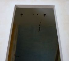 Création d'un dressing dans la suite parentale/créons une ouverture et retirons une ancienne porte/fermons avec une cloison